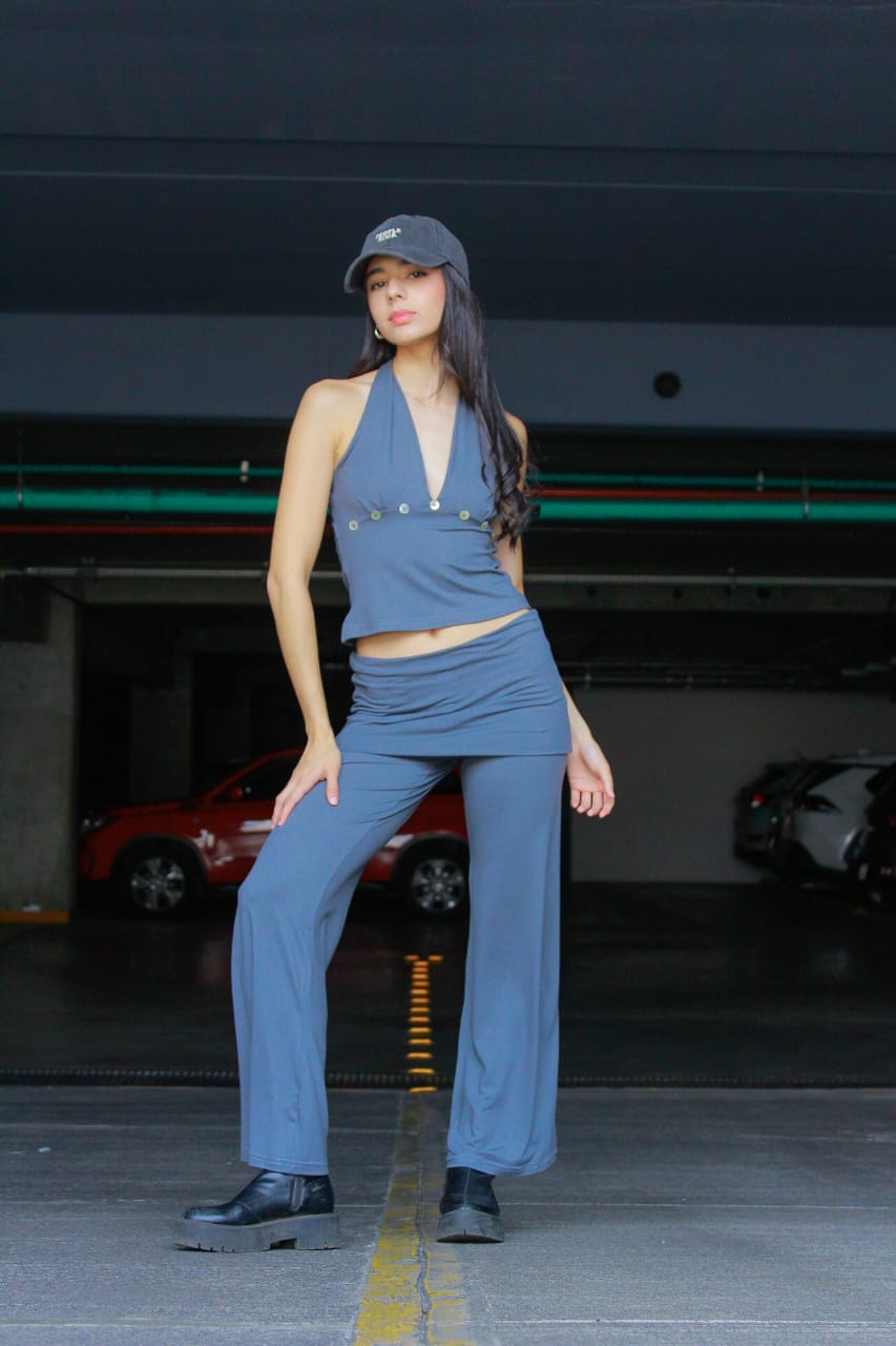 Pose editorial de moda con conjunto gris