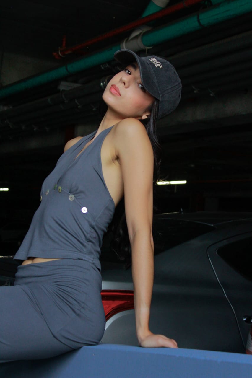 Retrato lateral de moda sobre auto