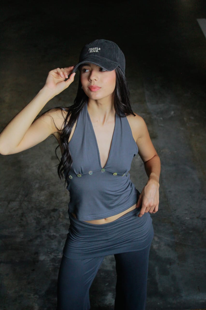 Retrato editorial con fondo gris
