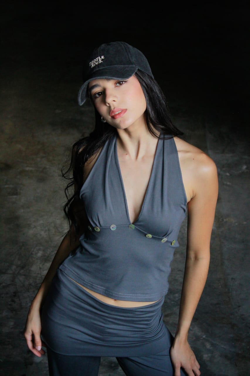 Retrato editorial de moda con gorra negra