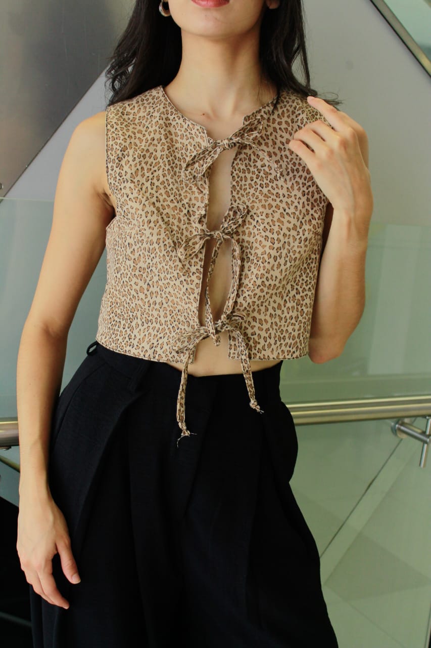Detalle de top animal print