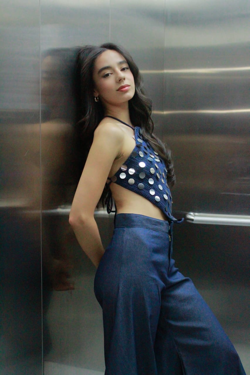 Editorial de moda en ascensor metalico