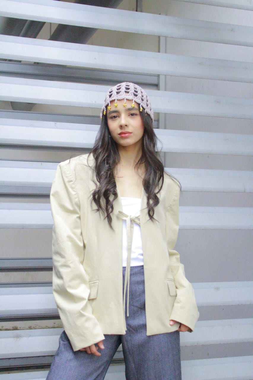 Look de moda con blazer claro