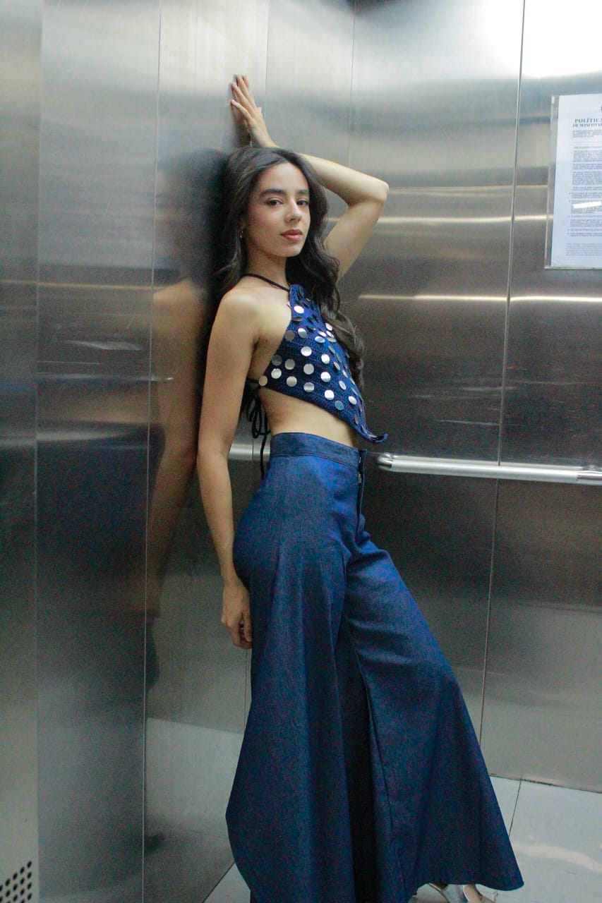 Editorial de moda en ascensor con pantalón azul