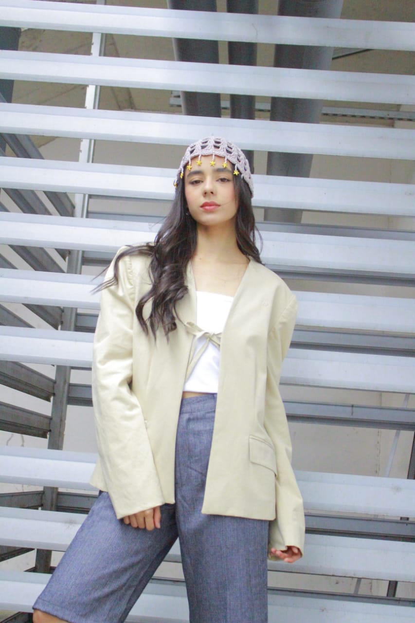 Retrato de moda con blazer y pantalon gris