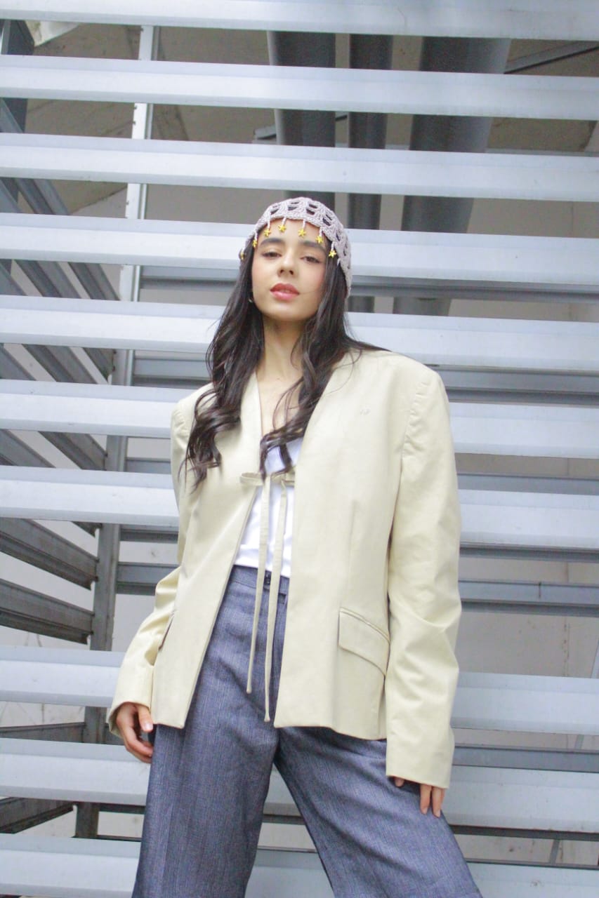 Look editorial con blazer claro y pantalón gris