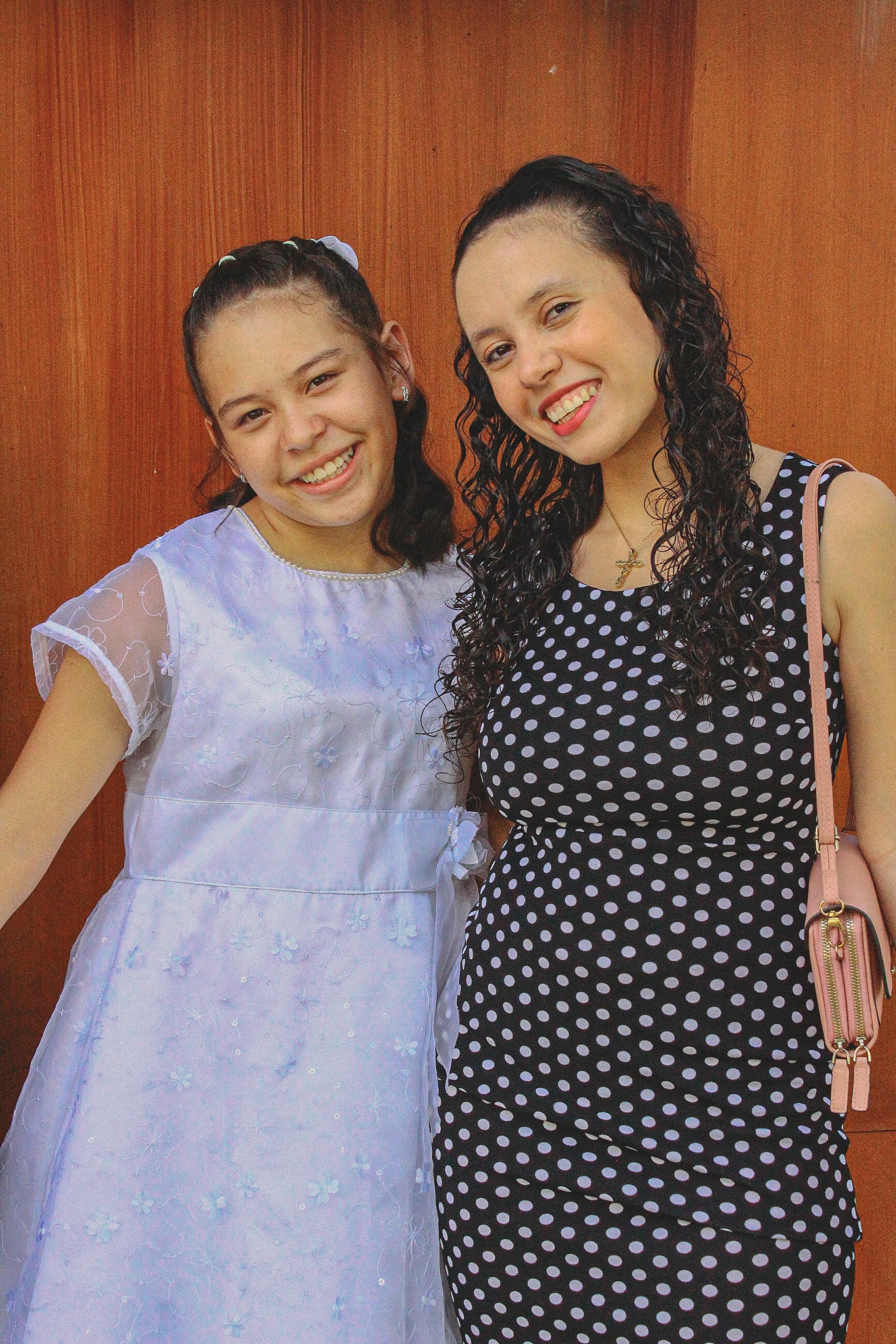 Retrato de dos mujeres sonriendo