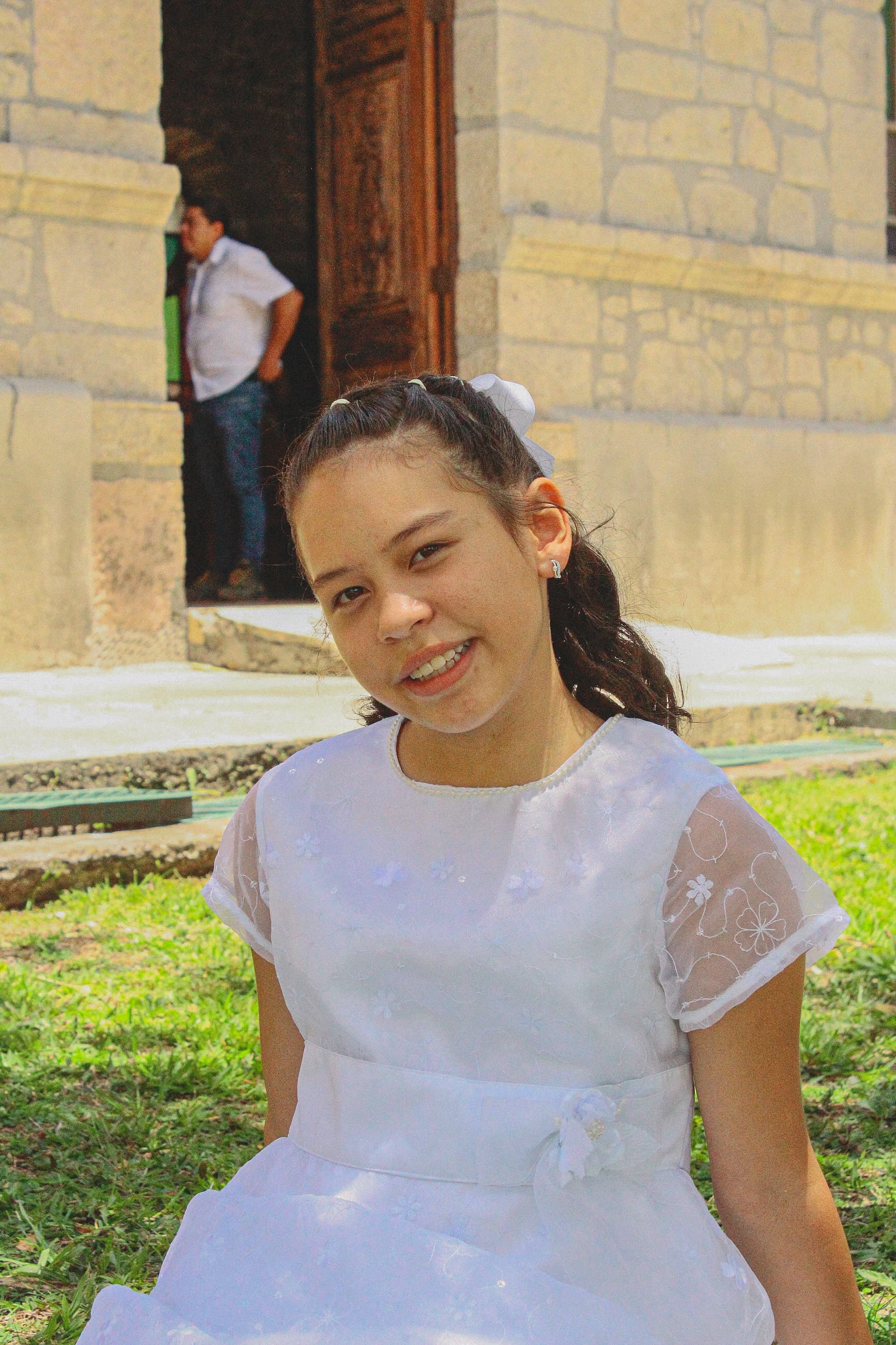 Retrato de niña en vestido blanco