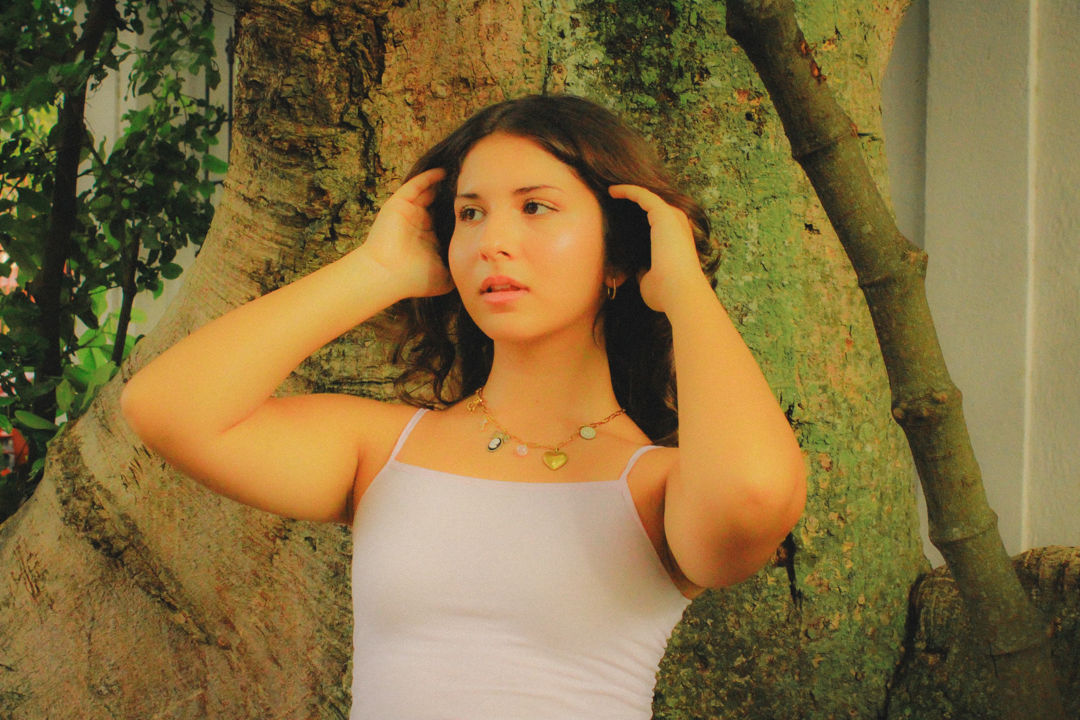 Retrato femenino junto a un árbol