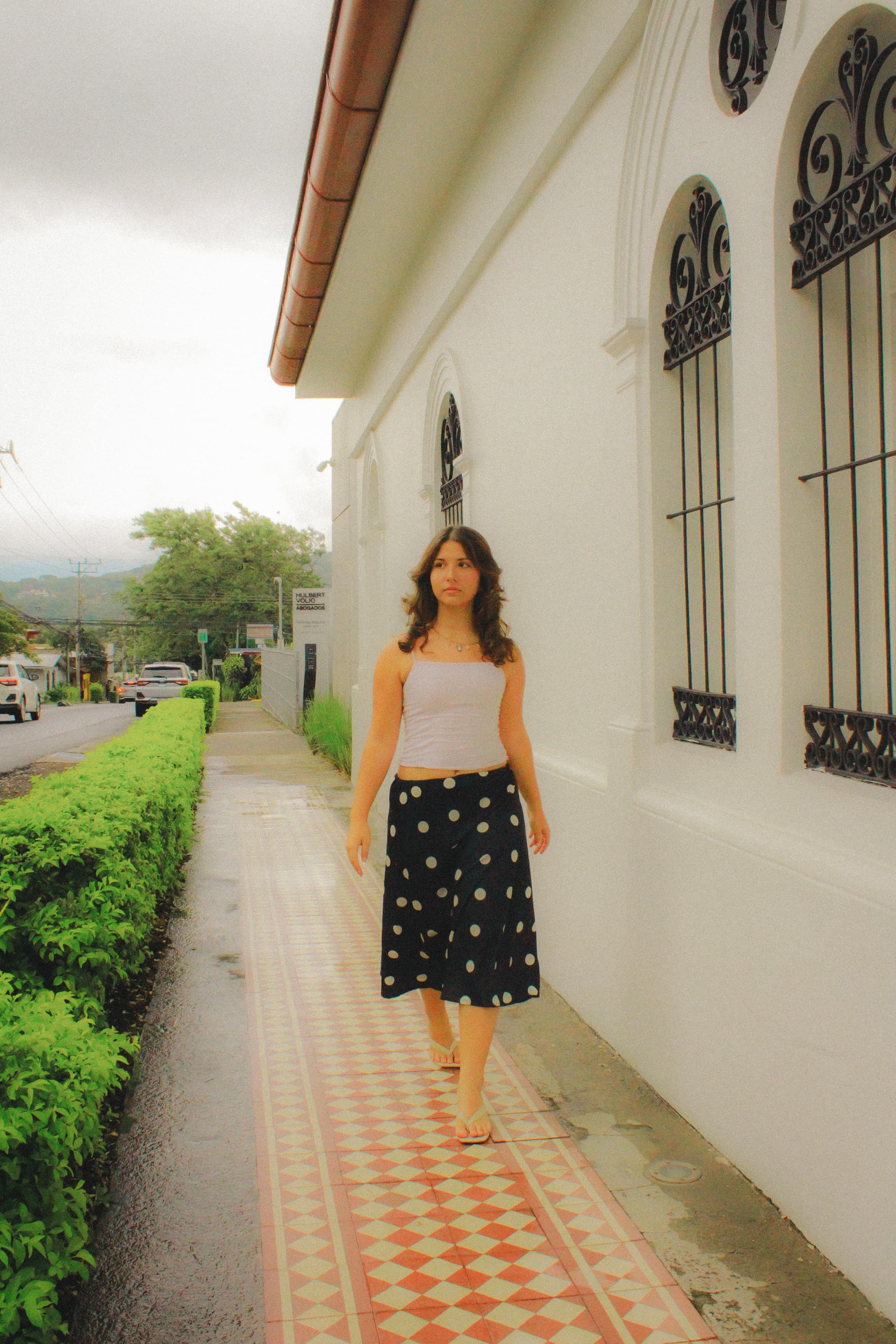 Retrato femenino caminando en exterior