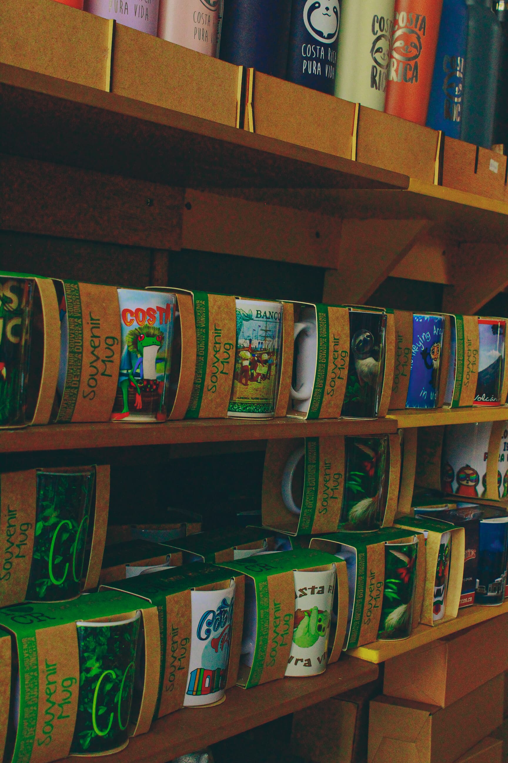 Tazas de souvenir en exhibición