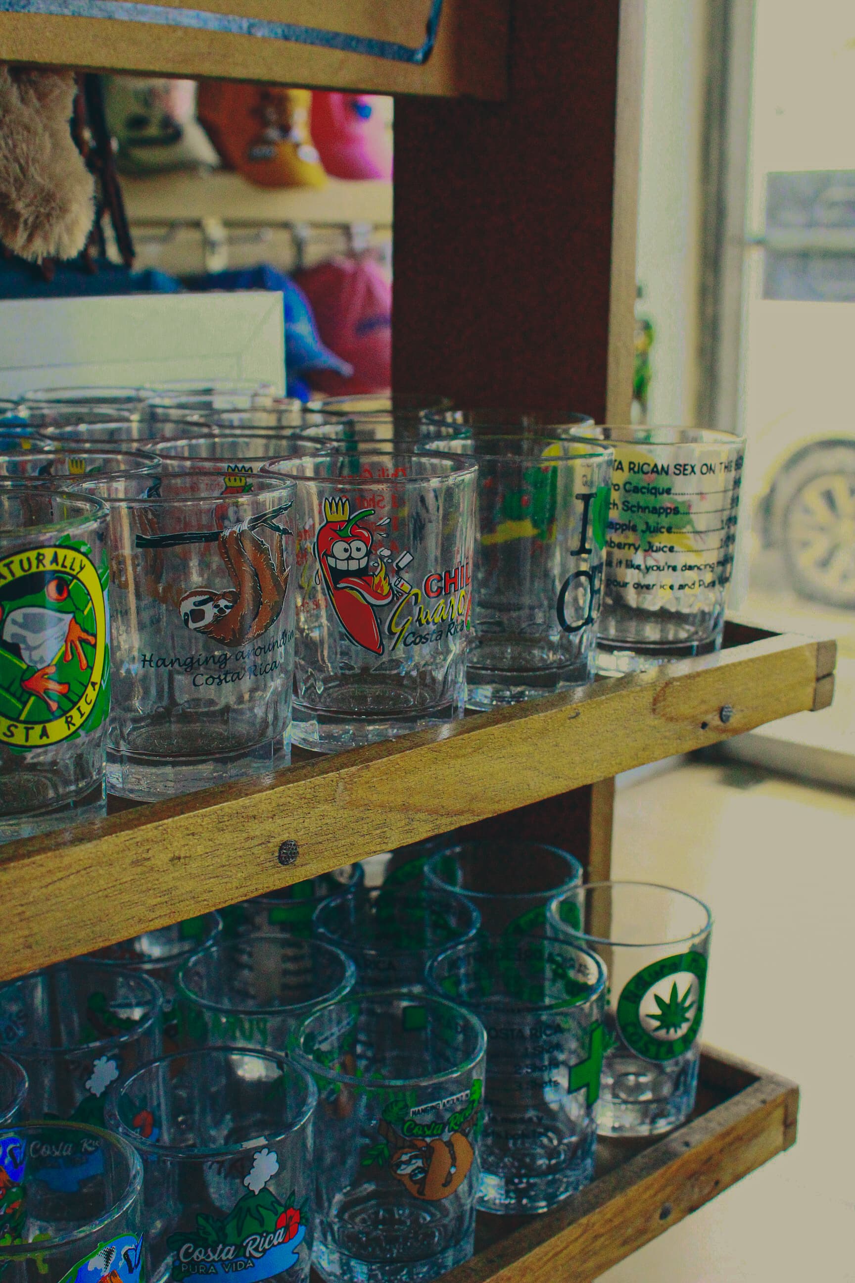 Vasos de souvenir en repisa