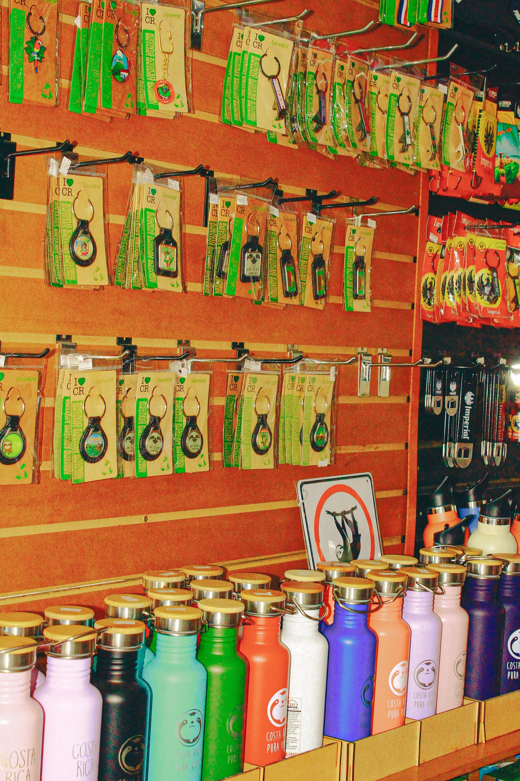 Llaveros y botellas de producto