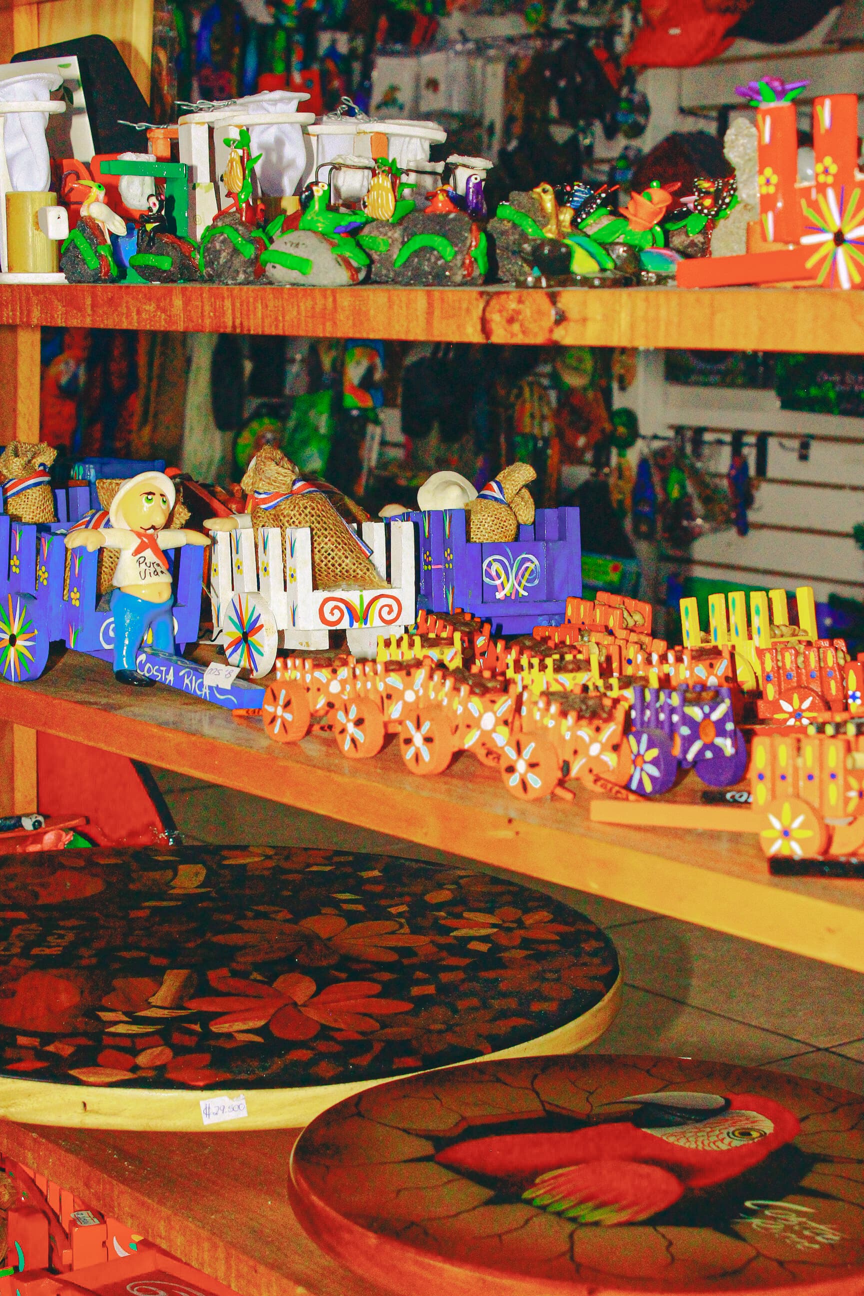Souvenirs coloridos en estante