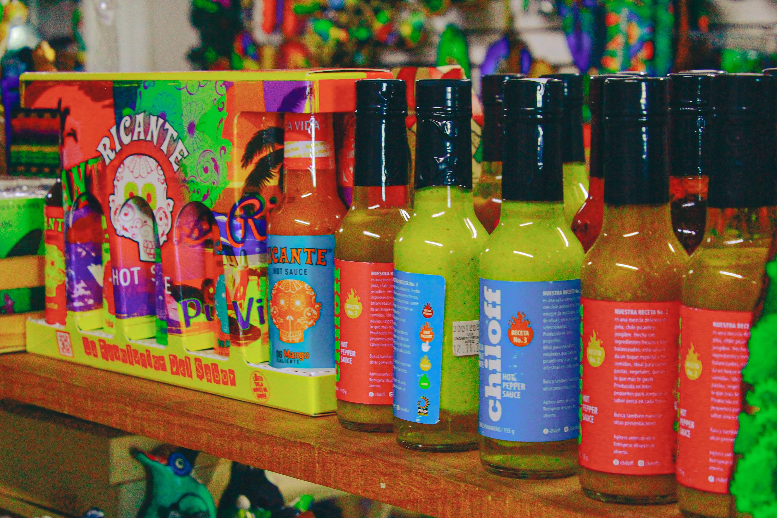 Detalle de botellas de salsa